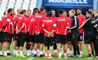 Gianni De Biasi da instrucciones a los jugadores albaneses durante un entrenamiento en Masella.