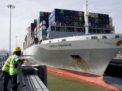 Un carguero atraviesa el Canal de Panam&aacute;, en Panam&aacute;. 