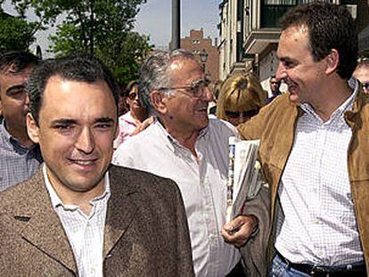Rafael Simancas (izquierda) y José Luis Rodríguez Zapatero, ayer en Torrejón de Ardoz (Madrid).
