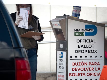 Buzón para depositar el voto por correo en Miami.