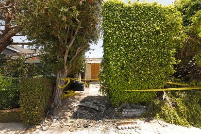 Vista de la casa donde la actriz Anne Heche colisionó su coche en Mar Vista, Los Ángeles