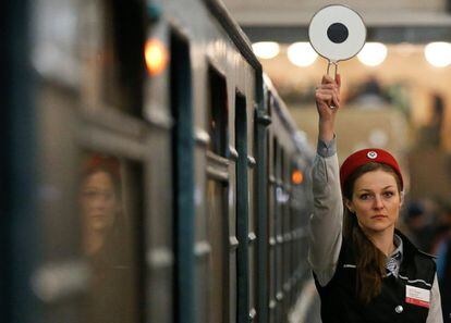 Una trabajadora del metro de Moscú indica que el tren puede salir de la estación Komsomólskaya.