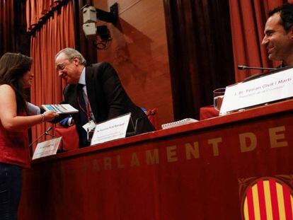 La diputada de la CUP María Sirvent regala al presidente de ACS, Florentino Pérez, el libro 'Castor: la bombolla sísmica' de Jordi Marsal. En vídeo, declaraciones de Pérez.