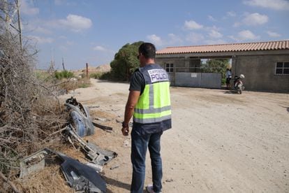 Los restos del coche de policía embestido por la huída de un narcotraficante en Sanlúcar de Barrameda, Cádiz.