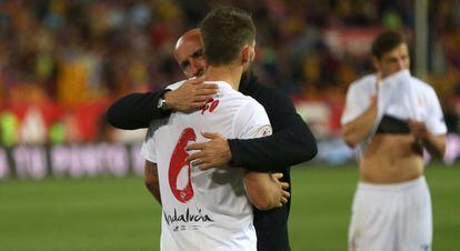 El director deportivo Monchi se abraza al jugador portugués Carriço.