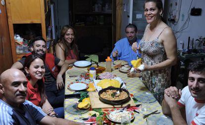 La venezolana María Lezama (de pie), prepara arepas para los compatriotas emigrados que se alojan en el hostel Mamá Carmen, en Iguazú.