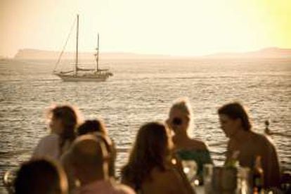 Atardecer junto al mar en Ibiza.