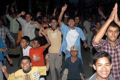 Centenares de personas celebran en Katmandú la decisión del rey Gyanendra de renunciar al Poder Ejecutivo.