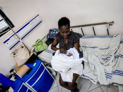 Una madre con su bebé recién nacido en un hospital de Kibera, un barrio de Nairobi (Kenia), en noviembre de 2022.