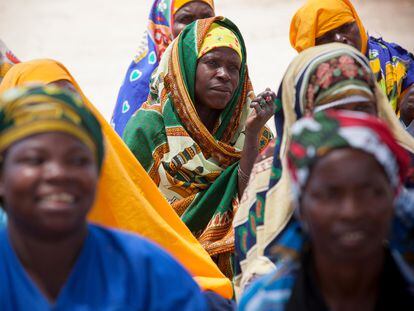 Mujeres en una reunión de miembros de la comunidad en un pueblo de Nampula, Mozambique.