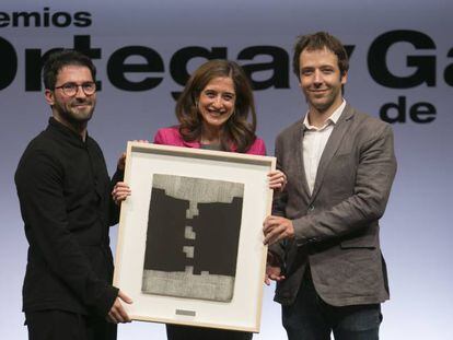 Agustín Morales y Eduardo Ponces recogen el premio Ortega y Gasset de Periodismo.