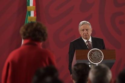 La periodista Denise Dresser (de espaldas) cuestiona a López Obrador durante su conferencia matutina del 29 de enero de 2020.