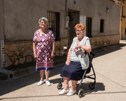 Dominica (85 años) y Consuelo Hiranzo (92 años), vecinas de Balsa de Ves, donde nacieron y han pasado toda su vida.