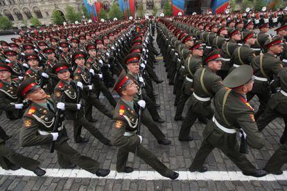 Soldados rusos participan en el desfile hoy en Moscú.