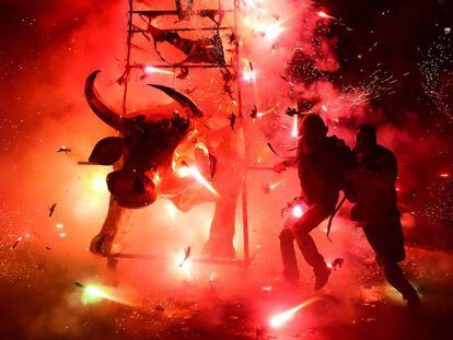 Personas disfrutando de la Feria Nacional de la Pirotecnia en México.