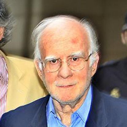 Eduardo Bautista abandona la Audiencia Nacional el 3 de julio de 2011.