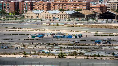 Perspectiva del abandonado circuito de la Fórmula 1 de Valencia, muy cerca del puerto, con varios núcleos de chabolas diseminados y vallas utilizadas durante las carreras.