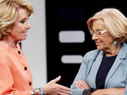 Esperanza Aguirre y Manuela Carmena al inicio del debate organizado por Telemadrid en 2015. En vídeo, intervenciones de Aguire y Carmena en ese cara a cara.