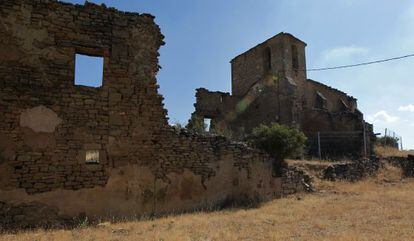 Iglesia en ruinas de Bezquiz, perteneciente al Ayuntamiento de Leoz.