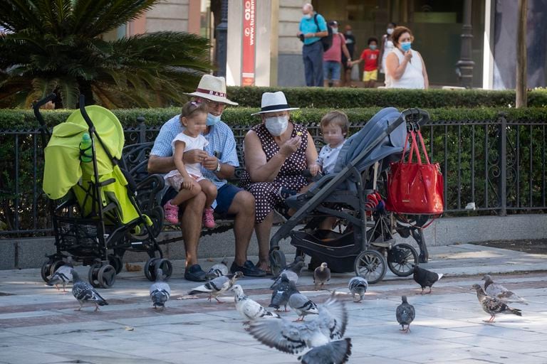 Sevilla/03-09-2020: Dos personas mayores con dos niños pequeños dan de comer a palomas hoy en Sevilla.
FOTO: PACO PUENTES/EL PAIS