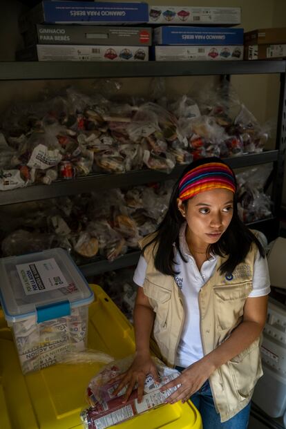 La primera misión de Karen Alemán, nicaragüense especializada en nutrición, fue a raíz de que los huracanes Eta y Iota azotaran en el 2020 distintas regiones de América Latina. “Me mandaron a una zona muy afectada por las tormentas en mi propio país”, explica la coordinadora de proyectos en la frontera sur de Honduras de Acción contra el Hambre.
“Al principio me bloqueaba al hacer la maleta, pero ya me acostumbré y, cada vez hay una emergencia, solo tardo cinco minutos en organizarme. Siempre llevo conmigo protector solar, una mochila pequeña, mis botas y la cantimplora para llevar mi propio agua, porque vamos a zonas donde no hay potable”, cuenta la cooperante.