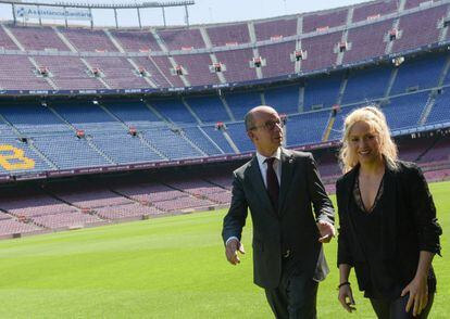 Jordi Cardoner, vice-president del Barça, i Shakira, en la gespa del Camp Nou.