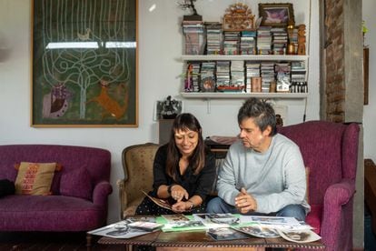 Javiera y Ángel revisan fotos del archivo familiar.