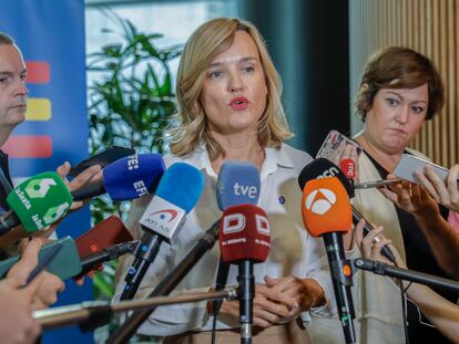 La ministra de Educación en funciones, Pilar Alegría, se dirige a los medios en la sede del Parlamento Europeo, este jueves en Bruselas.