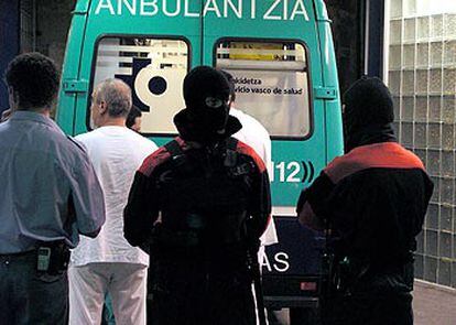 Llegada a un hospital de Vitoria de uno de los policías tiroteados ayer.