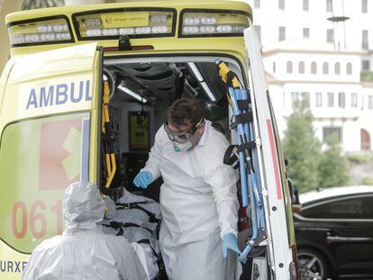 Un jugador del Fuenlabrada infectado de Covid-19 llega en ambulancia al Hospital Quirón en A Coruña.