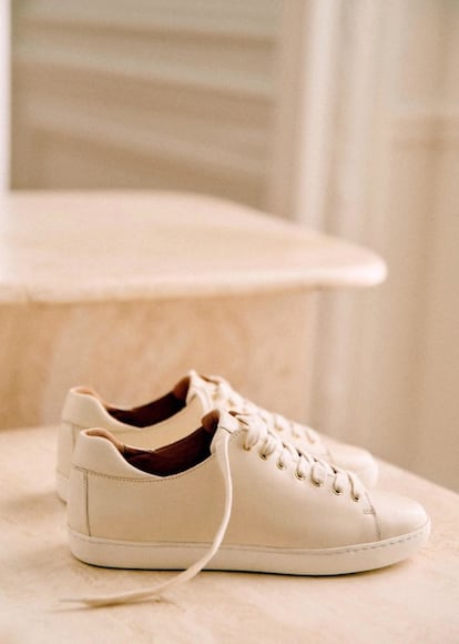 De estética retro y confeccionadas en piel, Sezane traslada las clásicas tenis blancas a este sofisticado diseño perfecto para formar parte del ritmo frenético de nuestra vida en la ciudad. 110€ 