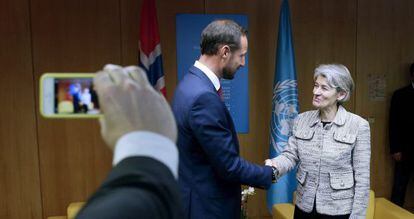 El príncipe de Noruega saluda a la directora general de la UNESCO, Irina Bokova, en París el 3 de Noviembre de 2015.