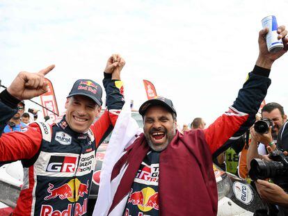Nasser Al-Attiyah con su copiloto, Mathieu Baumel, después de ganar el Rally Dakar, este domingo.