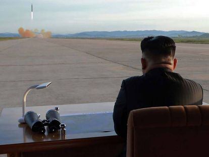 El l&iacute;der norcoreano Kim Jong-Un inspeccionando un simulacro de lanzamiento de un cohete bal&iacute;stico, en un lugar no revelado.