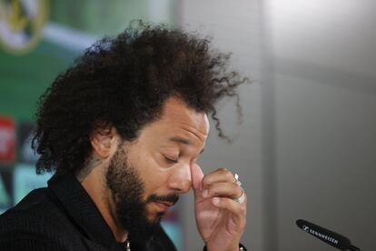 El brasileño se despidió entre lágrimas tras 16 años en el Real Madrid, con un discurso repleto de emoción junto a los 25 títulos que le convirtieron en el jugador más laureado de la historia del club, ante su familia y el presidente Florentino Pérez.