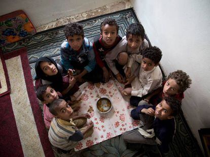 Cinco hermanos y sus primos, todos desplazados internos en Yemen, comparten la comida en San&aacute;.