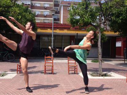 El bailarín Aitor Matres y una de las estudiantes ensayan en la plaza de La Toná.