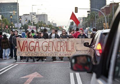 Un grupo de estudiantes universitarios, durante el corte esta mañana de la Avenida Diagonal de Barcelona