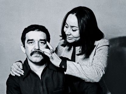 El escritor, con su mujer Mercedes Barcha en Barcelona en 1969.