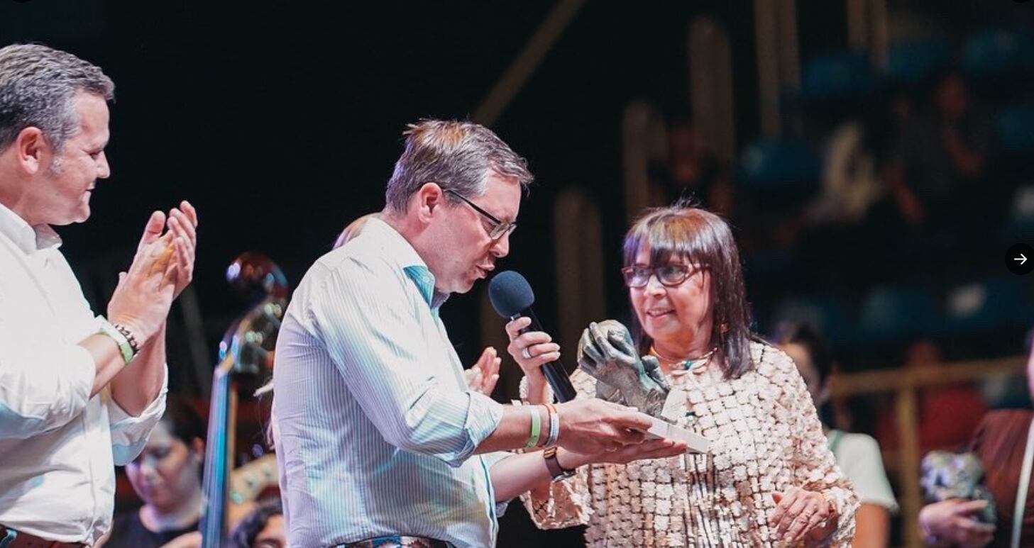 Alfonso Serrano, número dos del PP de Madrid y portavoz del grupo popular en la Asamblea, recibe un premio para la presidenta de la Comunidad de Madrid, Isabel Díaz Ayuso, de manos de la pastora Yadira Maestre, el 24 de septiembre de 2022 en Fuenlabrada.