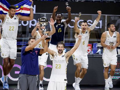 Llull y Feliper Reyes, con el trofeo que acredita al Madrid como campeón de la Supercopa.