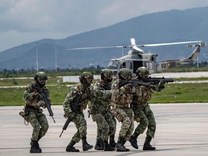 Elementos del Ejército mexicano durante un entrenamiento en la Base Aérea Militar No. 1 de Santa Lucía, en el Estado de México, el 8 de septiembre de 2022.