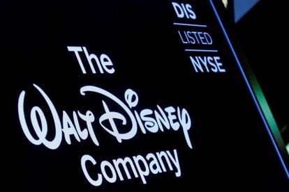 Una pantalla muestra el logotipo y un símbolo de cotización de The Walt Disney Company en el piso de la Bolsa de Valores de Nueva York.