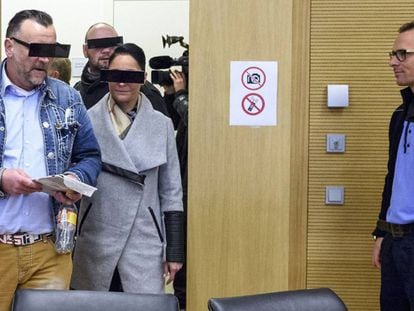 Lutz Bachmann (izquierda), cofundador del movimiento xenófobo Pegida llega acompañado de su mujer y con gafas oscuras a un juzgado de Dresde. POOL REUTERS