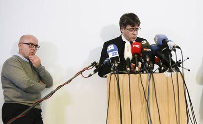 Carles Puigdemont, acompañado del abogado Gonzalo Boyé, en una rueda de prensa en Berlín en febrero de 2019.