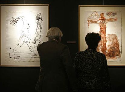 Dos personas contemplan una obra de la Exposición 'Religión, Carne y Poder'