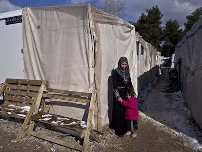 Rania Askar, de Deir el-Zour (Siria), posa con su hija de cuatro años, Maya, frente a su refugio en el campamento de Ritsona (Grecia).