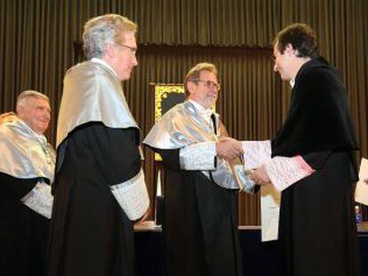 Juan Luis Cebrián y el rector Fernando Suárez, en el acto de investidura 'doctor honoris' causa en la Universidad Rey Juan Carlos.