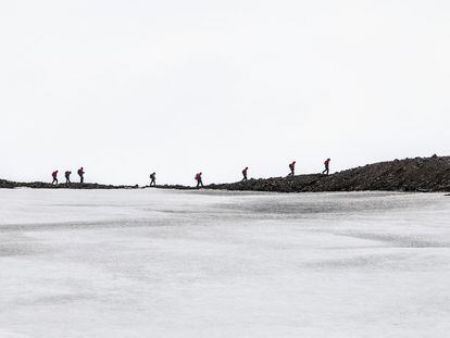 Expedición de científicos dirigiéndose al glaciar Collins, en la isla Rey Jorge, archipiélago de las Shetland del Sur.