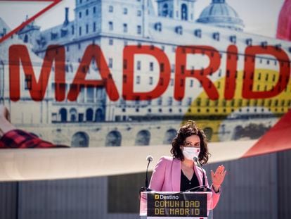 La presidenta de la Comunidad de Madrid, Isabel Díaz Ayuso, en una rueda de prensa de Iberia, el 12 de abril de 2021, en Madrid (España).
